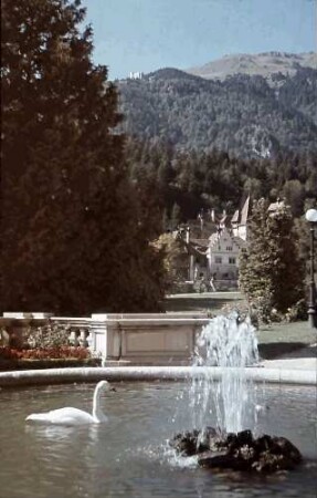Sinaia: Schloss Peles, Springbrunnen mit Schwänen