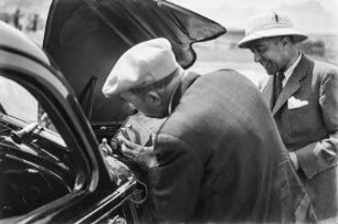 Reisegesellschaft : Die Begleiter des Expeditionsleiters Günter Wolf. Chevalier des Gouvertementes Algier und der Fahrer M. Benejan