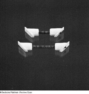Zwei Konstruktionsteile für Möbel (1981; VEB Metallwaren Naumburg)