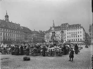 Dresden-Altstadt, Altmarkt, Blumenhändlerinnen auf dem Altmarkt am Siegesdenkmal. Blick zur Wilsdruffer Straße