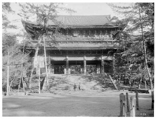 Kyoto, Maruyama-Park. Haupttor San-mon (1619) des Chion-in