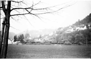 Lok 21, G(St) 305, Strecke Eyach - Mühringen, Bahnhofsgebäude erbaut 1901, bis 1972 von einem Bahnagenten besetzt, seit 2000 Vereinsheim der Fischer, erweitert