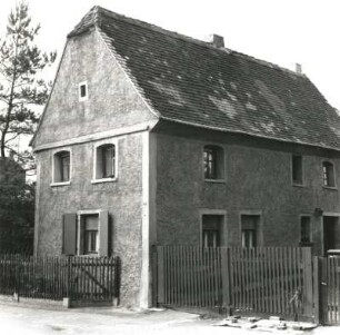 Leipzig-Wiederitzsch. Wohnhaus (um 1800), Alte Dorstraße 4. Straßenansicht mit Einfriedung
