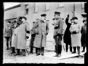 Wilhelm II., König von Württemberg, mit Offizieren