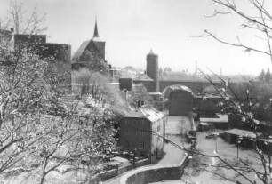 Bautzen. Blick von der Mühlbastei gegen Michaeliskirche, Alte Wasserkunst und Friedensbrücke (nach Südsüdost)