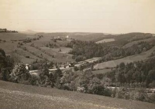 Lauenstein : Blick vom Ort über das Müglitztal nach dem Bahnhof Lauenstein, Schloss Bärenstein und den Luchberg