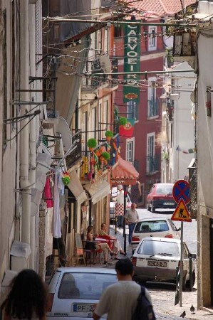 Lissabon, enge Altstadtgasse im bergigen Stadtviertel Alfama