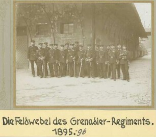 Feldwebel des Regiments, siebzehn Personen in zwei Reihen stehend vor Hintergebäude der grossen Infanteriekaserne, Garnison Stuttgart
