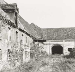 Scheune : Rittergut Domsen (19. Jh.). Stallgebäude und Scheune