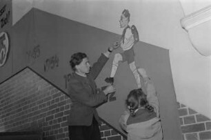Wilhelm-Wundt-Schule (Zentralschule) in Tangerhütte bei Stendal : Zwei Schüler beim Anbringen von Sichtwerbung