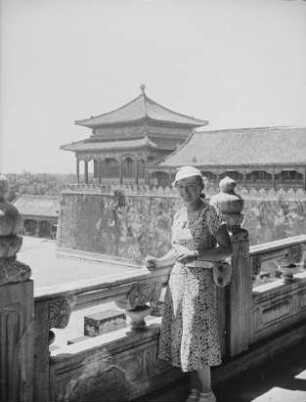 Reise nach China. Peking. Neuer Sommerpalast : Frau des Fotografen gegen Eckpavillon