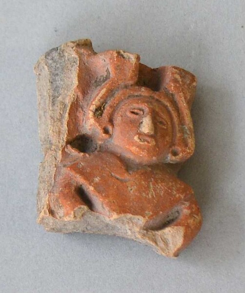 Figurine en argile (fragment de récipient)