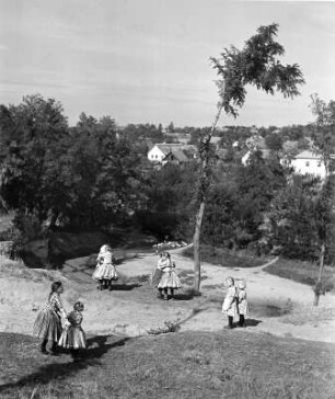 Kinderbilder. Ungarn. Gruppe tanzender Kinder nahe einem Bach (wahrscheinlich in Csömör)