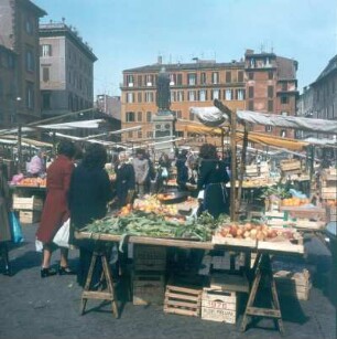 Rom. Piazza del Campo dei Fiori. Markt mit Verkaufsständen für Obst und Gemüse