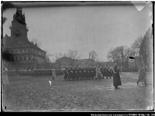 Parade des Feld-Artillerie-Regiments Nr. 46 auf dem Schlossplatz in Wolfenbüttel (älterer Positivabzug vorhanden) Enthält: Platte 2, 3