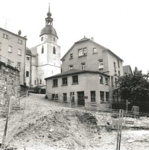 Colditz, Schlossgasse 5. Wohn-und Geschäftshaus (18. Jh.). Ansicht mit Abrißstelle von Nr. 7 gegen Stadtkirche St. Ägidien
