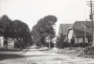Kröpelin, Wismarsche Straße. Blick vom Bahnübergang aus, rechts das Wohnhaus Nr. 28