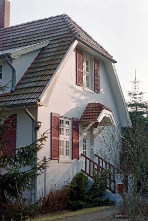 Tremsbütteler Weg: traufständiges Wohnhaus: Giebelseite, Eingangstür mit Verdachung, davor Treppe mit Holzgeländer: Sprossenfenster mit Fensterläden