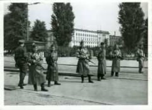 Volkspolizisten in der Leipziger Straße