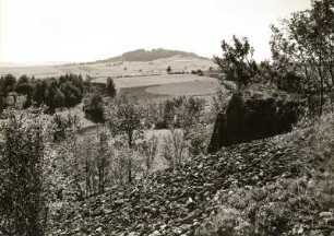 Erzgebirge. Sattelberg (Schönwalder Spitzberg, heute Špičák). Blick von Norden über die ehemalige Landesgrenze