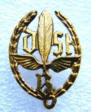 Treueabzeichen in Gold Deutscher Stenografenbund (mit Broschennadel) : Sammlung Beinhorn. Treueabzeichen in Gold Deutscher Stenografenbund (DStB mit geflügelter Feder im Lorbeerkranz, mit Broschennadel). Metall, vergoldet; Maße 20,5 x 16 mm (1989). Dresden: SLUB R c 0215