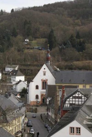 Straßenansicht mit Kirche