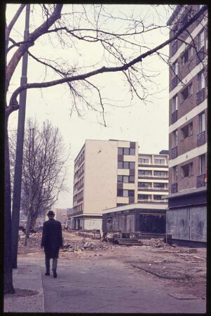 Straßenansicht und Baustelle