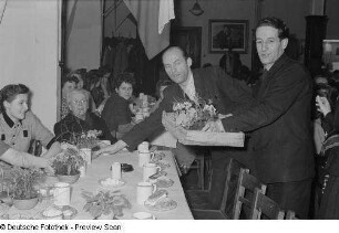 Übergabe von Blumengeschenken auf einer Veranstaltung zum Internationalen Frauentag
