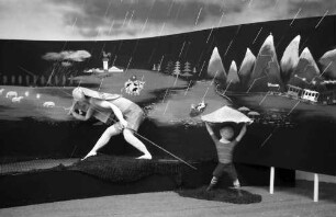München: Allianz-Stand; Figuren im "Regen"