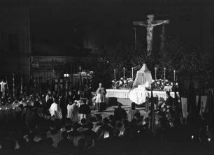 Freiburg: Altar im Freien, Pontifikalamt