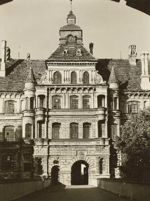 Güstrow. Schloss Güstrow (Südflügel 1558/1570; F. Parr, Ch. Parr, Nordflügel 1587/1591; Ph. Brandin, 1594 Erweiterung; C. Midow, 1671 Bauabschluss; Ch. Ph. Dieussart). Torhaus. Ansicht von der Schlossbrücke