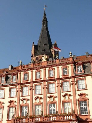 Teilansicht der Fassade des Schlosses in Erbach/Odenwald, dahinter Bergfried