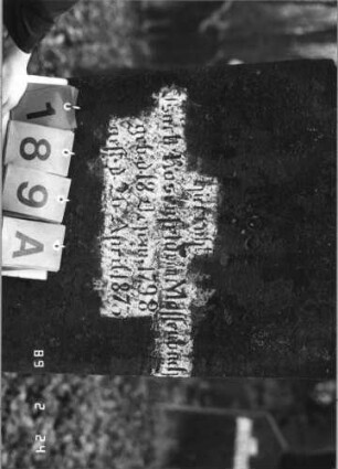 Grabstein 189 (Index: 99752051) Material: Sandstein Zustand: leicht verwittert Maße HxBxT: 125x43x22 cm Beschreibung: Stele, giebelartiger Abschluß, Schriftfeld eingetieft: Grabstein 189A