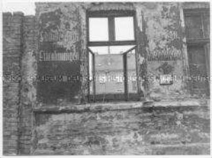 Fenster eines verfallenen Gebäudes (Sonderthema: Umweltschutz - Umweltzerstörung)