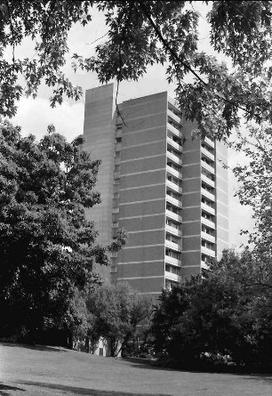 Freiburg; Landwasser: Hochhaus; unten Spielplatz
