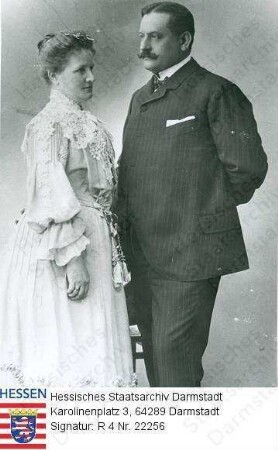 Hochgesand, Julius (1856-1921) / Porträt mit Ehefrau Elisabeth geb. Römheld (1860-1938), einander zugewandt, stehend, Kniestück