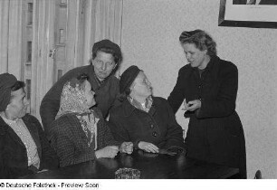 Fünf Frauen bei einer Unterhaltung