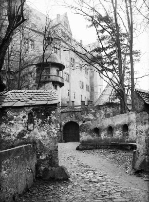 Schloss Rochsburg, Zugang zum Schloss, Rondell mit Schießscharten vor der ehemaligen Zugbrücke