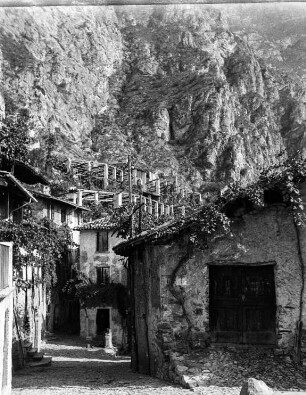 Limone am Gardasee : Limone am Gardasee. Blick auf Zitronengewächshäuser