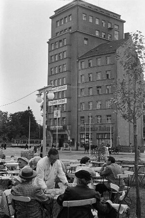 Dresden-Neustadt, Königsbrücker Straße. HO-Gaststätte "Oase" mit Hochhaus am Albertplatz im Hintergrund