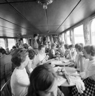 Rheinfahrt amerikanischer Austauschschüler mit ihren Gastgebern auf dem städtischen Motorschiff "Friedrich Töpper".