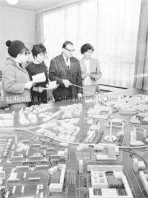 Frauenbildung in der Betriebsakademie des VEB Industrieprojekt: Architekturmodell von Berlin-Mitte mit Alexanderplatz