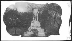 Budapest. Ignaz-Semmelweis-Denkmal (1906) : Budapest. Denkmal für den Hygieniker Ignaz Semmelweis (1906; Alajos Strobl) auf dem Elisabethplatz