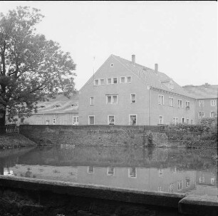 Dorfteich mit Natursteinmauer gegen Neubauwohnhaus an der ehem. Meierei (Meiereiweg 21)