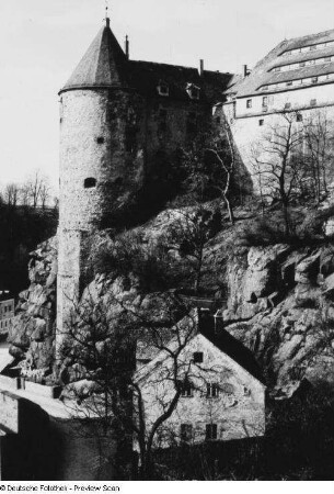 Bautzen. Burgwasserturm (frühes 14. Jahrhundert, 15. Jahrhundert erweitert) und Fronfeste der Ortenburg. Ansicht vom Reymannweg