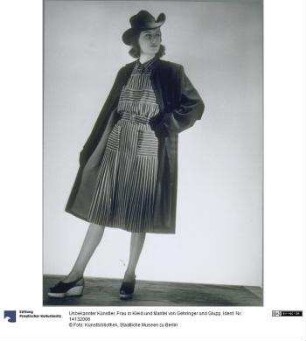 Frau in Kleid und Mantel von Gehringer und Glupp