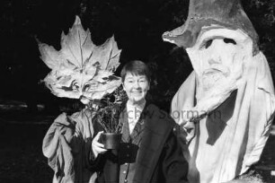 Haus der Natur, Wulfsdorf: Präsentation der "Blume des Jahres 2000": Park: Naturschützerin Loki Schmidt zeigt Pflanze Purpurblauer Steinsame: beiderseits Mitglieder der Tanzgruppe "Walddörfer Waldgeister": 21. Oktober 1999