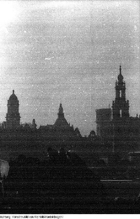 Dresden. Frauen mit Feldbahnlore, der "Trümmerbahn", am Neustädter Königsufer, um 1947