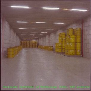 Blick in die Lagerhalle für radioaktive Abfälle der Hauptabteilung Dekontaminationsbetriebe (HDB)