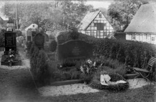 Friedhof mit Grabstelle von Karl Büchler - Besitzer der Knopffabrik : re. Kirchvaterhaus, li. alte Dorfschmiede